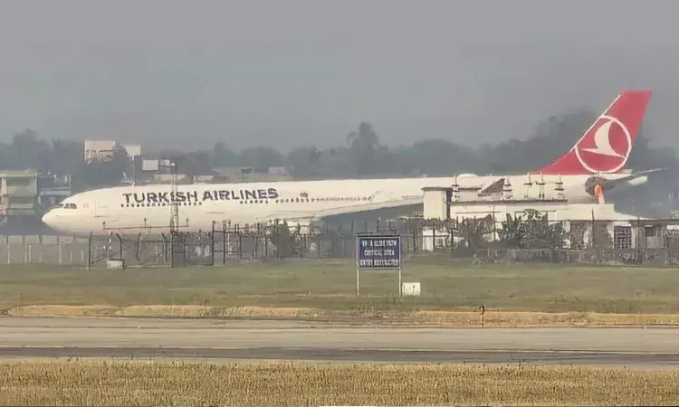 Flight Emergency Landing : ప్రాణాల‌తో బ‌య‌ట‌ప‌డ్డ 236 మంది ప్రయాణికులు..!