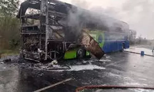 privatebus, Hyderabad to Vijayawada , fire, Kesara Toll Gate, Kanchikacherla mandal, APnews