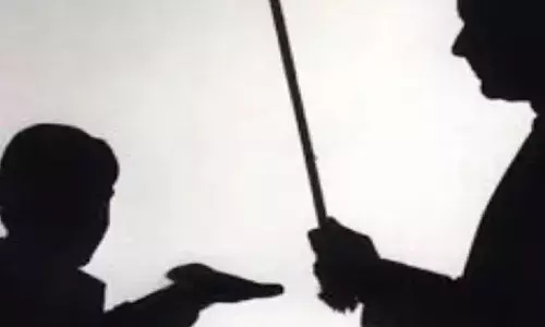 దారుణం..బాలుడిని చితకబాదిన అంగన్‌వాడీ టీచర్