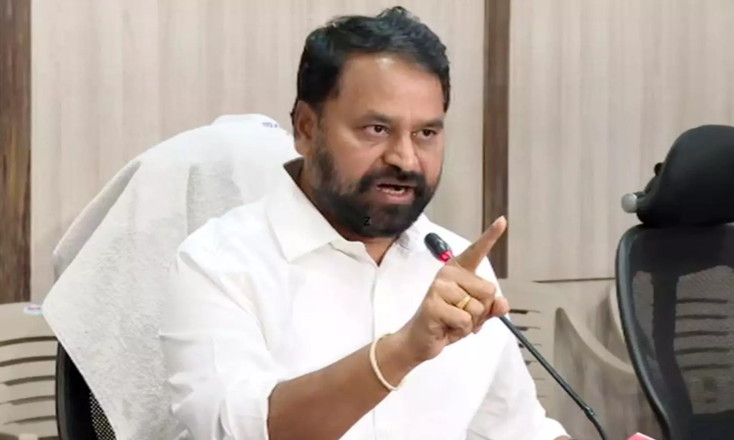 ఆయన కేంద్ర మంత్రేనా.?.. బండి సంజయ్పై కాంగ్రెస్ ఎమ్మెల్సీ ఫైర్ ఆయన కేంద్ర మంత్రేనా.?.. బండి సంజయ్పై కాంగ్రెస్ ఎమ్మెల్సీ ఫైర్