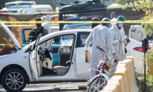 చెక్‌పోస్టులోకి దూసుకెళ్లిన ఉగ్ర‌వాదుల వాహ‌నం.. 11 మంది పోలీసులు మృతి