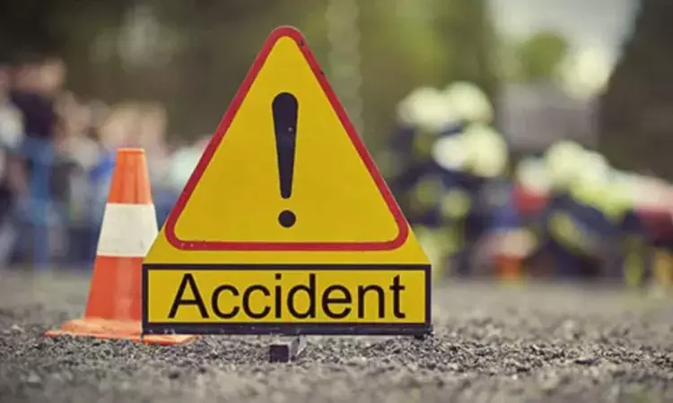 హైదరాబాద్లో టిప్పర్ కిందపడి విద్యార్థి మృతి హైదరాబాద్లో టిప్పర్ కిందపడి విద్యార్థి మృతి