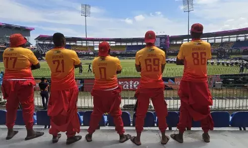 క్రికెట్ అంటే పిచ్చి.. జట్టును ఉత్సాహపరిచేందుకు ఏడాది సంపాదనను ఖర్చు చేశారు..!