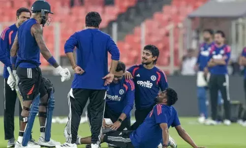 టీమిండియాకు గ‌ట్టి షాక్‌.. హార్దిక్ దెబ్బ‌కు కుంటుతూ వెళ్లిపోయిన సిరాజ్‌..!