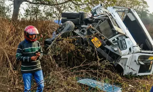 ఘోర రోడ్డు ప్రమాదం.. డ్యూటీలో ఉన్న ఐదుగురు పోలీసులు దుర్మ‌ర‌ణం