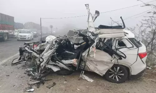 తిరుపతికి వెళ్తుండ‌గా ప్ర‌మాదం.. ఒకే కుటుంబానికి చెందిన ముగ్గురు మృతి