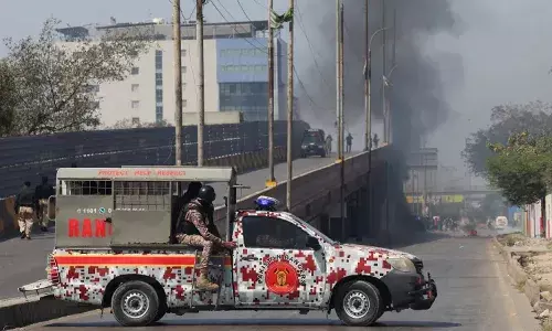 ఖమేనీ మృతి.. పాక్‌లోని US కాన్సులేట్‌కు నిప్పుపెట్టిన నిర‌స‌న‌కారులు.. 9 మంది మృతి