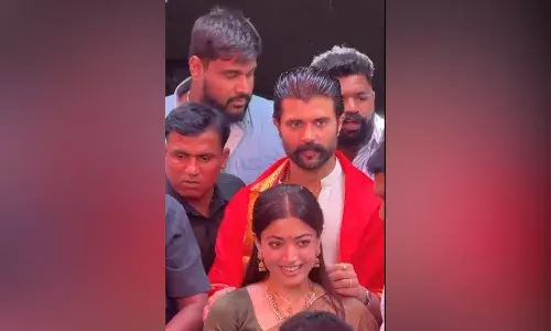 Video : తిరుమల శ్రీవారి సేవలో విజయ్-రష్మిక.. స్వీట్ల పంపిణీ..! Video : తిరుమల శ్రీవారి సేవలో విజయ్-రష్మిక.. స్వీట్ల పంపిణీ..!