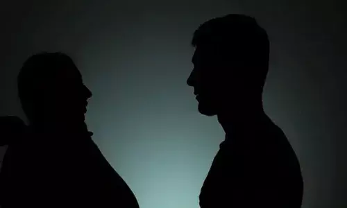 ప్రియుడికి ముందే పెళ్లైందని తెలిసి.. ఆ పార్ట్‌ని కోసేసిన యువతి..!