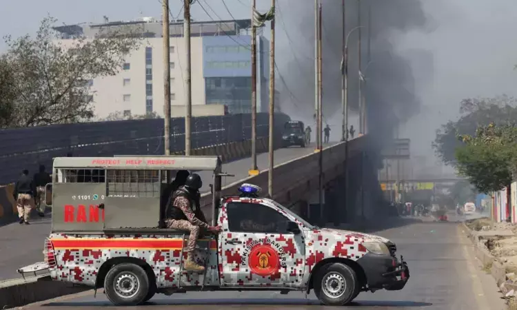 ఖమేనీ మృతి.. పాక్‌లోని US కాన్సులేట్‌కు నిప్పుపెట్టిన నిర‌స‌న‌కారులు.. 9 మంది మృతి