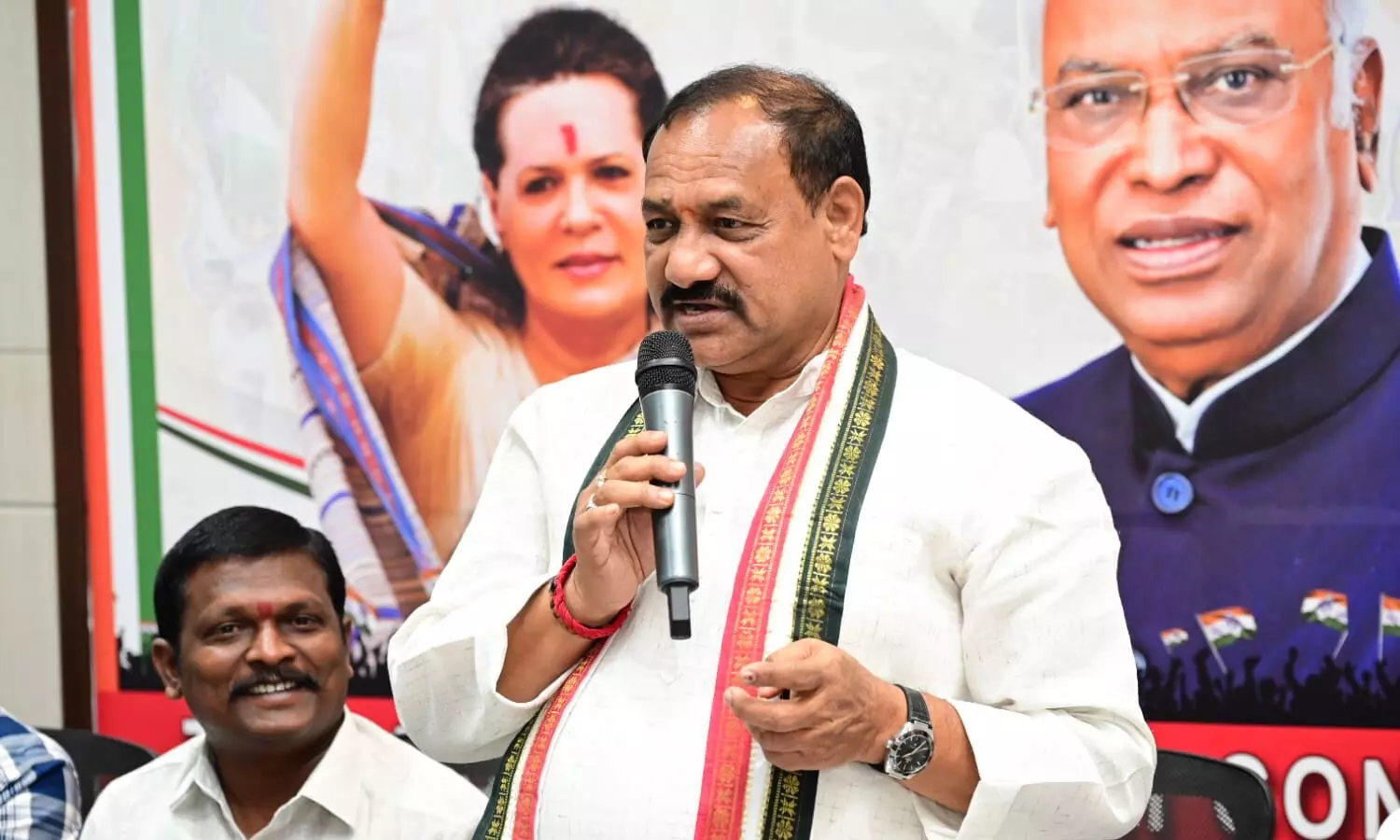 రాజ్యసభ రేసులో 16 మంది.. 8 చోట్ల ఎమ్మెల్యేలు సహకరించడం లేదని ఫిర్యాదులు..! రాజ్యసభ రేసులో 16 మంది.. 8 చోట్ల ఎమ్మెల్యేలు సహకరించడం లేదని ఫిర్యాదులు..!