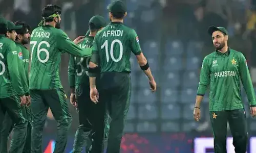 పాక్ క్రికెటర్ చెత్త పని.. అమ్మాయితో అలా..!