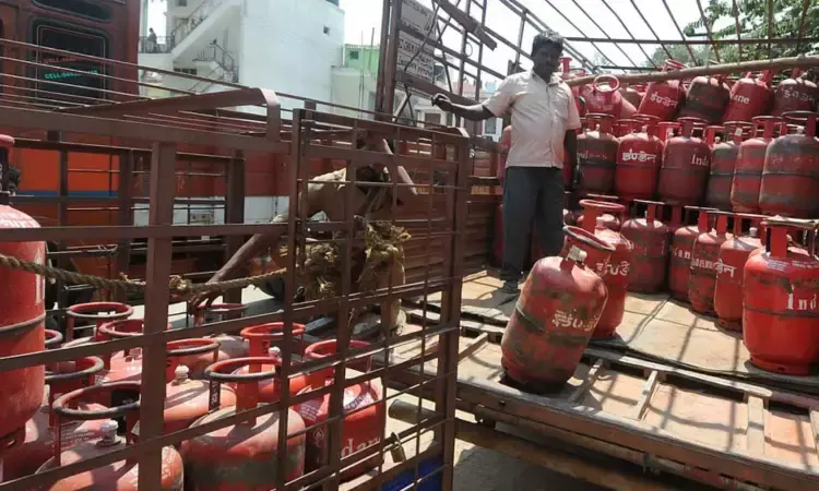 ఆ గ్యాస్ కనెక్షన్ ఉన్నవారికి ఊహించని షాకిచ్చిన ప్రభుత్వం ఆ గ్యాస్ కనెక్షన్ ఉన్నవారికి ఊహించని షాకిచ్చిన ప్రభుత్వం