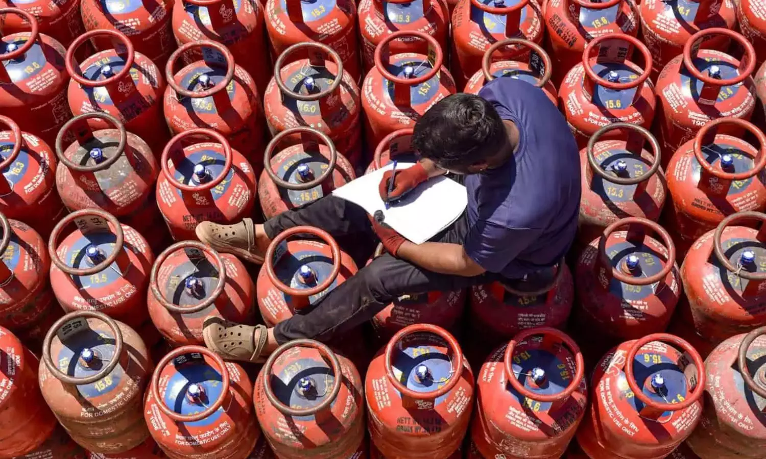 భారీగా పెరిగిన ఎల్పీజీ సిలిండర్ బుకింగ్స్..! భారీగా పెరిగిన ఎల్పీజీ సిలిండర్ బుకింగ్స్..!
