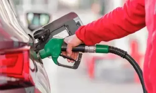 వాహనదారులకు బిగ్ షాక్.. పెరిగిన‌ ప్రీమియం పెట్రోల్ ధరలు