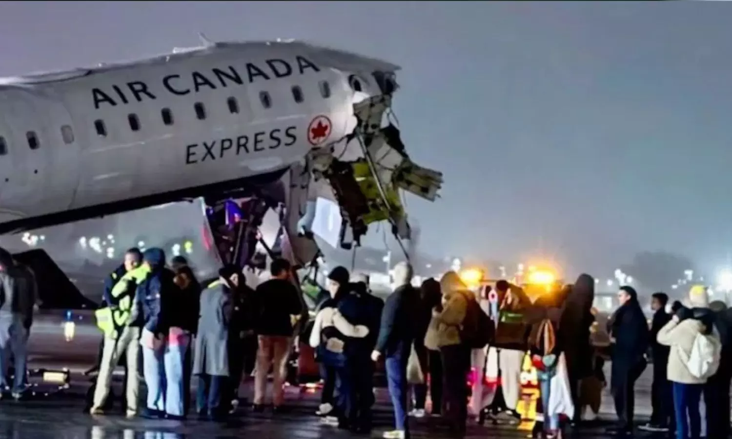 ఘోర ప్రమాదం.. ల్యాండింగ్ సమయంలో రన్వేపై ట్రక్కును ఢీకొట్టిన విమానం..! ఘోర ప్రమాదం.. ల్యాండింగ్ సమయంలో రన్వేపై ట్రక్కును ఢీకొట్టిన విమానం..!