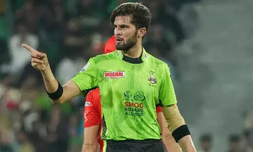 షాహీన్ అఫ్రిదికి 10 లక్షల జరిమానా.. హోటల్ గ‌దికి బయటి వ్య‌క్తుల‌ను పిలిచి..