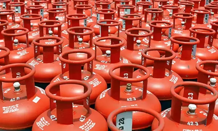 గ్యాస్ డెలివరీ చేస్తానంటూ వచ్చి ల‌క్ష‌ల విలువ చేసే బంగారం కాజేశాడు..!