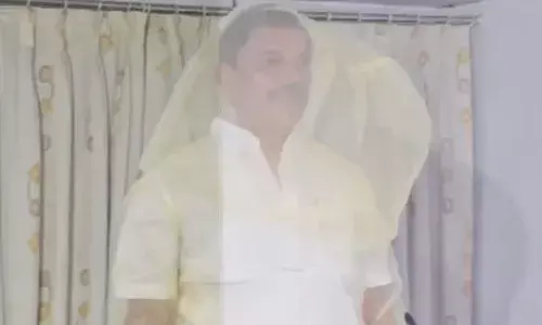 దోమలకు భయపడే ఎవరూ హైదరాబాద్ రావడం లేదు.. ఎమ్మెల్యే వినూత్న నిరసన