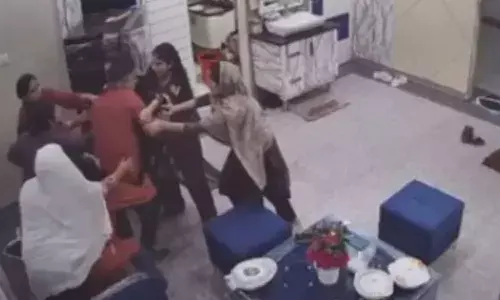 ఇంట్లోకి చొరబడిన దుండగుడు.. చితక్కొట్టిన మహిళలు