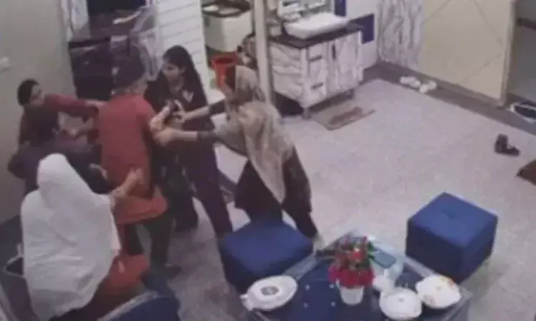 ఇంట్లోకి చొరబడిన దుండగుడు.. చితక్కొట్టిన మహిళలు