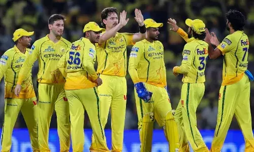 అతడిని మళ్లీ ఎప్పుడు తుది జట్టులోకి తీసుకోకండి.. సీఎస్కే బౌలర్పై తీవ్ర విమర్శలు