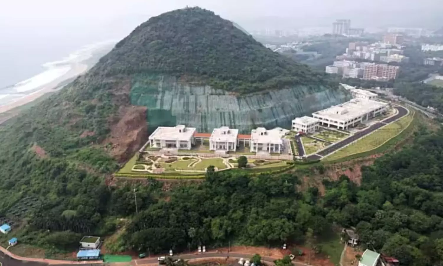 రుషికొండ భవనాల వినియోగంపై కేబినెట్ సబ్ కమిటీ కీలక నిర్ణయం రుషికొండ భవనాల వినియోగంపై కేబినెట్ సబ్ కమిటీ కీలక నిర్ణయం