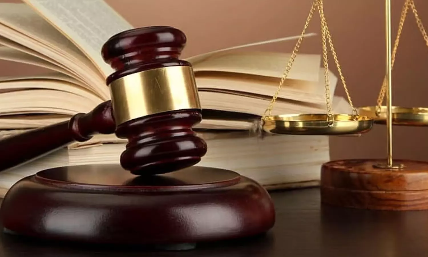 సహోద్యోగిని ఆంటీ అని పిలిచినందుకు రూ. 1.8 లక్షల జరిమానా విధించిన కోర్టు..! సహోద్యోగిని ఆంటీ అని పిలిచినందుకు రూ. 1.8 లక్షల జరిమానా విధించిన కోర్టు..!