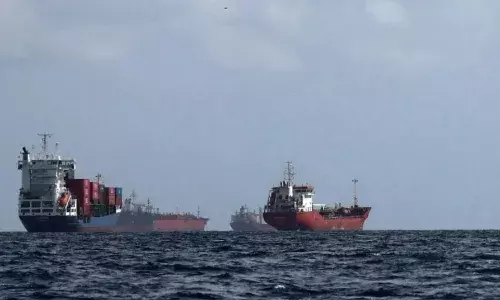 ఇరాన్ను సంప్రదించిన భారత్.. హోర్ముజ్లో చిక్కుకుపోయిన ఆ 16 నౌకలు తీసుకురావడానికి సన్నాహాలు ఇరాన్ను సంప్రదించిన భారత్.. హోర్ముజ్లో చిక్కుకుపోయిన ఆ 16 నౌకలు తీసుకురావడానికి సన్నాహాలు