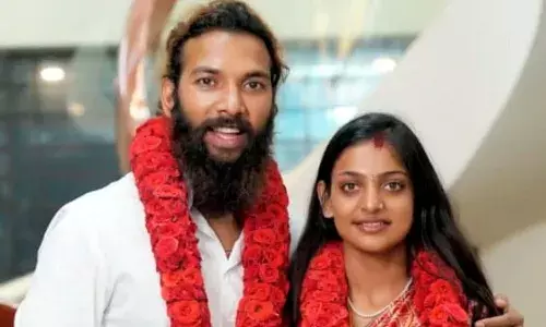 మైనర్‌గా తేలిన కుంభమేళా ఫేమ్ మోనాలిసా.. భర్తపై పోక్సో కేసు నమోదు