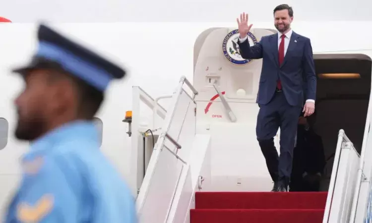 ఇస్లామాబాద్లో దిగిన విమానం.. శాంతి చర్చల కోసం ఇరాన్ జేడీ వాన్స్నే ఎందుకు ఎంచుకుందంటే.? ఇస్లామాబాద్లో దిగిన విమానం.. శాంతి చర్చల కోసం ఇరాన్ జేడీ వాన్స్నే ఎందుకు ఎంచుకుందంటే.?