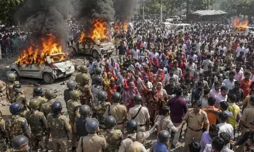 నోయిడాలో కార్మికుల ఆందోళన హింసాత్మకం..!