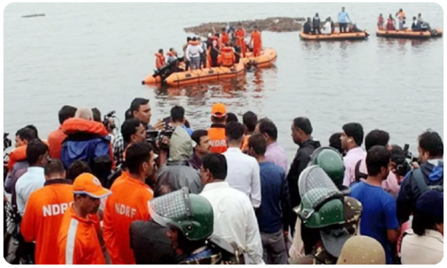 గోదావరిలో ఎన్డీఆర్ఎఫ్ బోటు బోల్తా..!