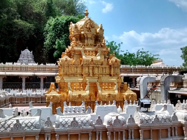 ఇంద్రకీలాద్రిపై అధికారుల నిర్లక్ష్యానికి కార్మికుడు బలి