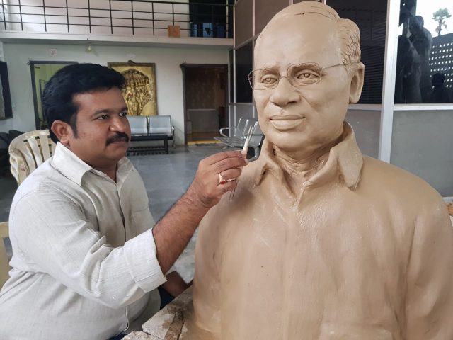 కోడెల విగ్రహానికి తుదిమెరుగులు