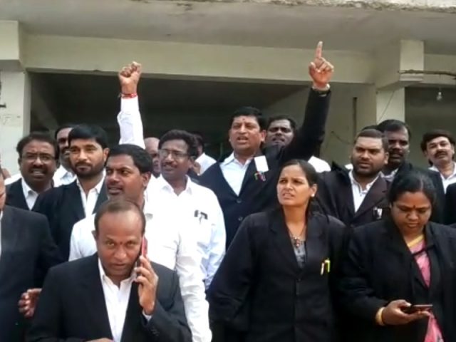 మల్కాజ్ గిరి న్యాయవాదుల ధర్నా
