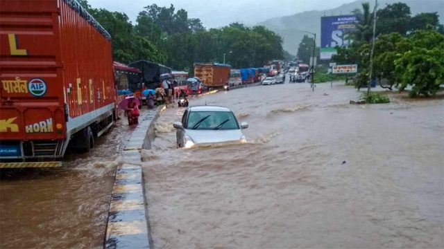 ముంబైపై వరుణుడి కరాళ నృత్యం
