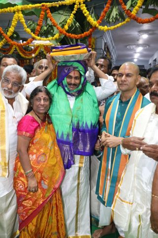 శ్రీవారికి పట్టు వస్త్రాలు సమర్పించిన సీఎం వైఎస్ జగన్