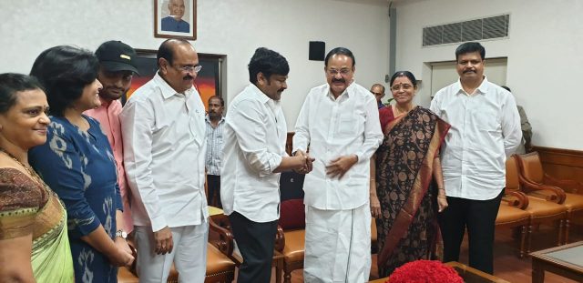 ఉప రాష్ట్రపతి వెంకయ్య ఇంట్లో ‘సైరా నరసింహరెడ్డి’