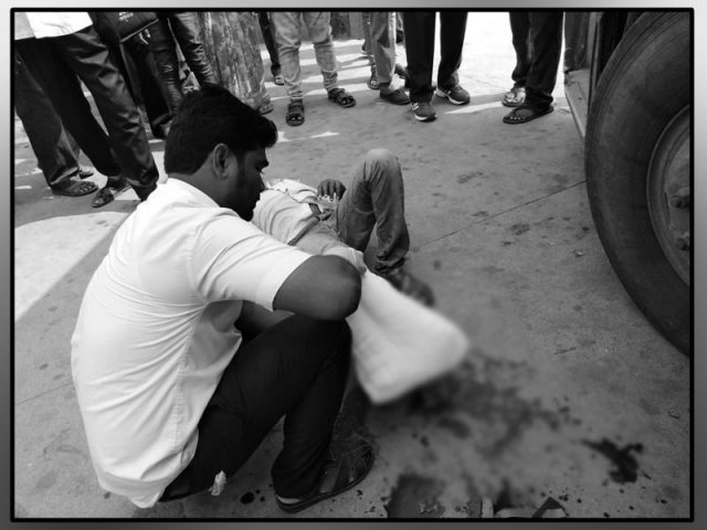 ప్రయాణికుని పాదంపై ఆర్టీసీ బస్సు ఎక్కించిన ఆర్టీసీ డ్రైవర్..!
