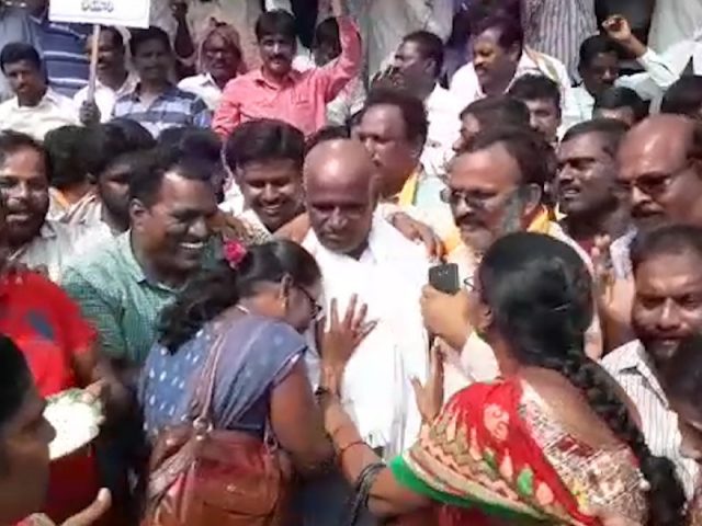 ఆర్టీసీ సమ్మె: ప్రభుత్వ తీరుకు నిరసనగా గుండు కొట్టించుకున్న కార్మికుడు..!