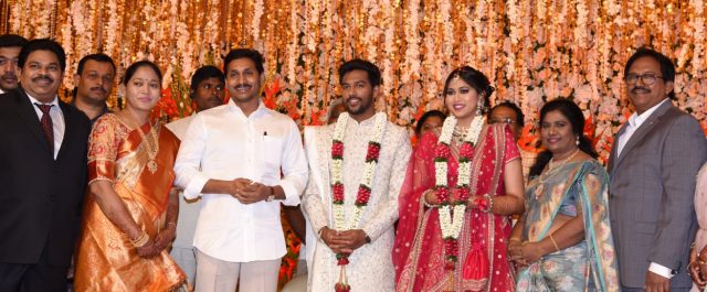 హోంమంత్రి మేకతోటి సుచరిత, దయాసాగర్ల కుమార్తె రిషిక వివాహ రిసెప్షన్కు హాజరైన ముఖ్యమంత్రి శ్రీ వైయస్.జగన్మోహన్రెడ్డి.
