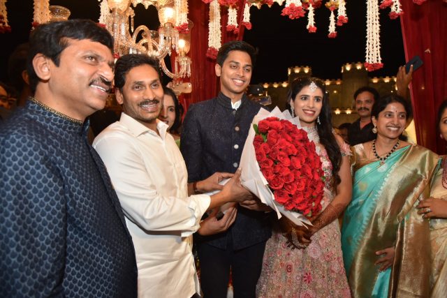 పొంగులేటి కుమారుడి ఎంగేజ్ మెంట్ కు హాజరైన సీఎం వైఎస్ జగన్