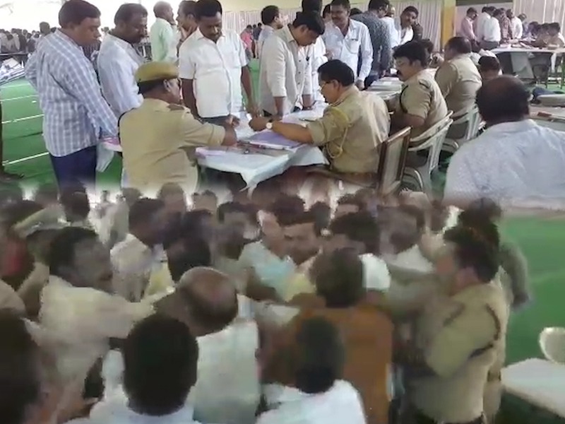 మద్యం టెండర్లలో తోపులాట..!! మద్యం టెండర్లలో తోపులాట..!!
