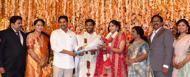 హోంమంత్రి సుచరిత కూతురి వివాహ రిసెప్షన్కు హాజరైన సీఎం జగన్