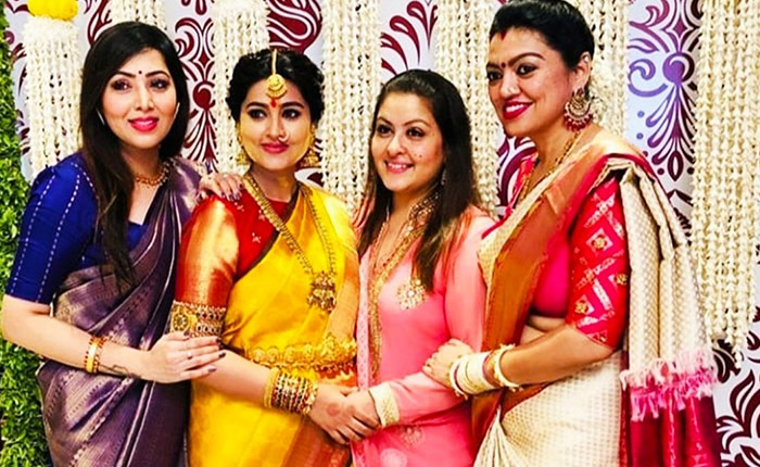 ఫ్యామిలీ మెంబర్స్ సమక్షంలో ఘనంగా స్నేహ సీమంతం.! ఫ్యామిలీ మెంబర్స్ సమక్షంలో ఘనంగా స్నేహ సీమంతం.!
