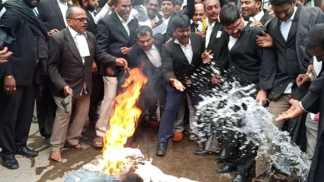 నాంపల్లి కోర్టు వద్ద తీవ్ర ఉద్రిక్తత