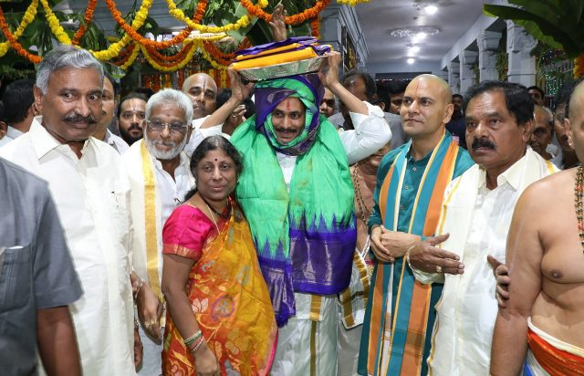 శ్రీవారికి పట్టు వస్త్రాలు సమర్పించిన ఏపీ సీఎం జగన్.. ‘పిక్స్’