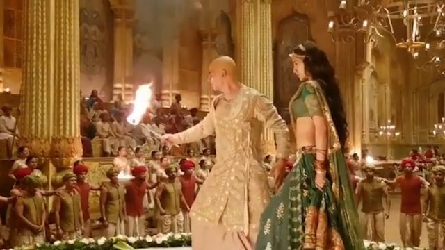 షూటింగ్ లో నిప్పుతో అక్షయ్ చెలగాటం..!