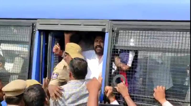 గన్ పార్క్ దగ్గర అశ్వత్థామ రెడ్డి సహా ఆర్టీసీ జేఏసీ నేతలు అరెస్ట్ గన్ పార్క్ దగ్గర అశ్వత్థామ రెడ్డి సహా ఆర్టీసీ జేఏసీ నేతలు అరెస్ట్